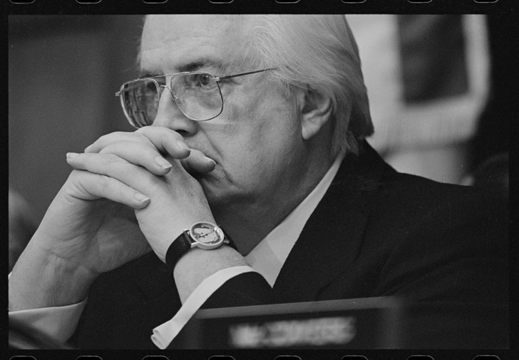 1280px-Henry_Hyde_at_a_hearing_on_special_counsel_Ken_Starr_s_investigation_1_