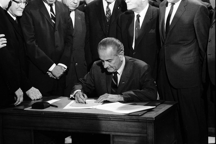 1200px-LBJ_signing_Civil_Rights_Act_of_1968_ppmsca.03196_1_