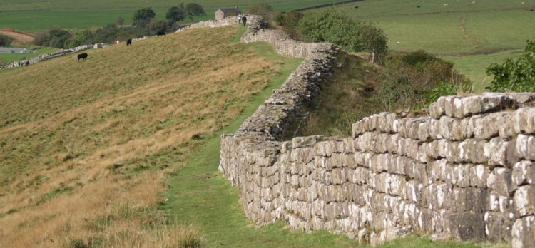 Hadrian_s_wall_at_Greenhead_Lough_jpg__JPEG_Image__1280___960_pixels_