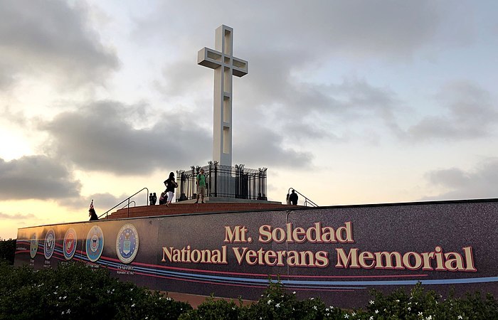 700px-2019_Mt._Soledad_National_Veterans_Memorial_at_dusk_1_1_