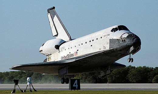 520px-Space_Shuttle_Columbia_lands_following_STS-62_on_18_March_1994.__cropped__1_