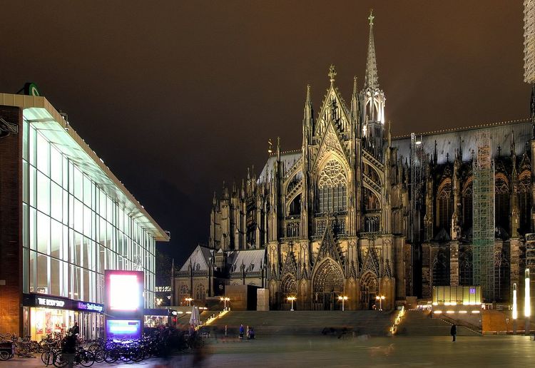 1280px-Kölner_Dom_-_Nordseite_und_Bahnhofsvorplatz_bei_Nacht_-_Ausschnitt__8117-19__1_
