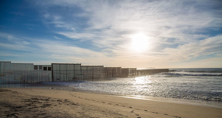 1200px-Mexico_-_US_Pacific_Ocean_Border_Fence__15999598736__1__1_